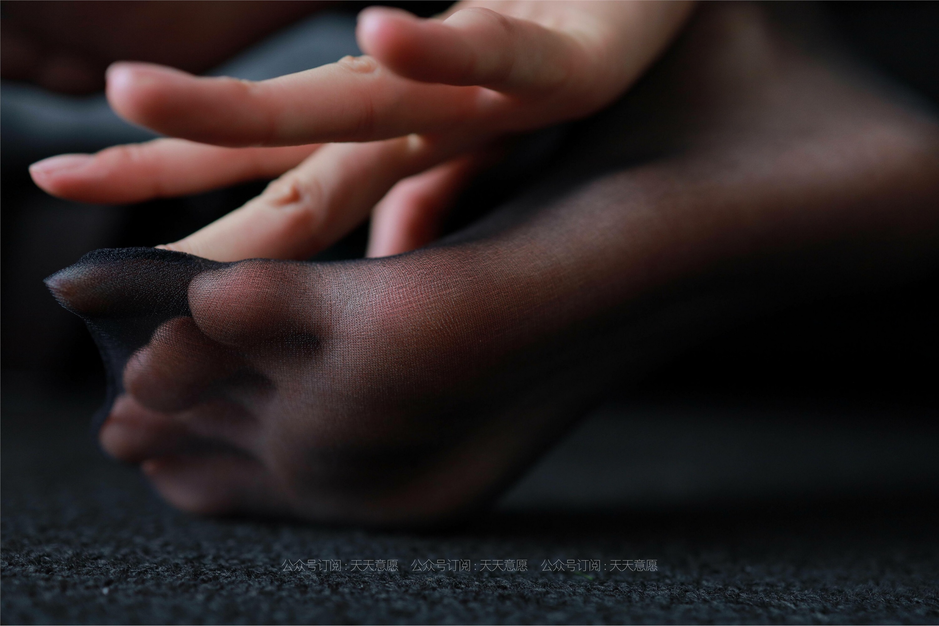 IESS异思趣向 - 模特：羽西《沙发上的黑丝》